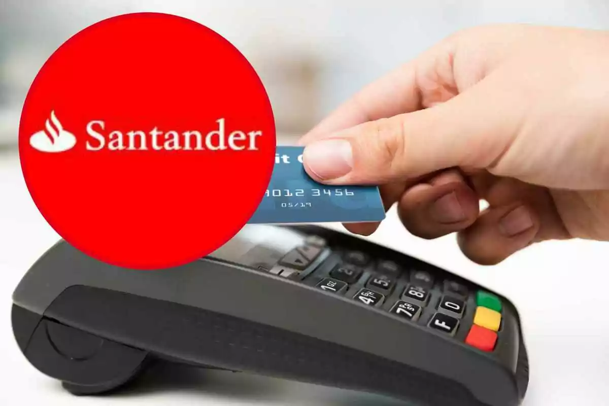 Una mà sostenint una targeta de crèdit davant d'un terminal de pagament amb el logotip de Banco Santander en un cercle vermell.