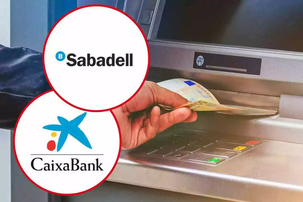 Logos de Sabadell i CaixaBank sobre una imatge d'una mà inserint un bitllet en un caixer automàtic.