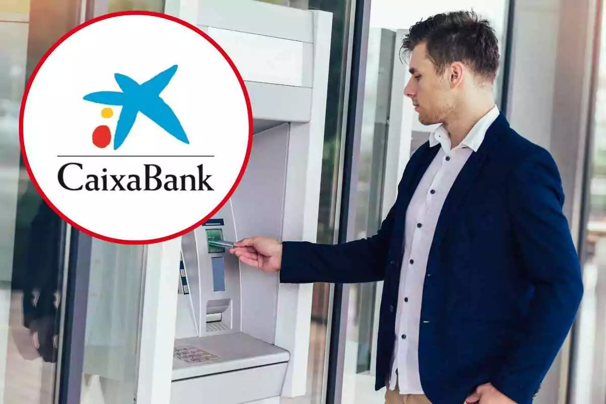 Un home fent servir un caixer automàtic de CaixaBank.