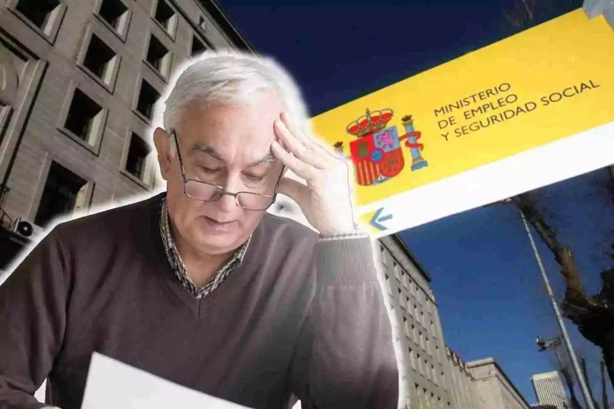 Un home gran amb ulleres llegeix un document mentre es toca el cap, amb un edifici i un cartell del Ministeri d'Ocupació i Seguretat Social d'Espanya al fons.