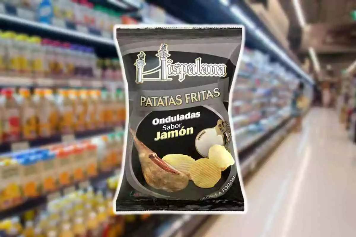 Bossa de patates fregides ondulades sabor pernil de la marca Hispalana en un passadís de supermercat.