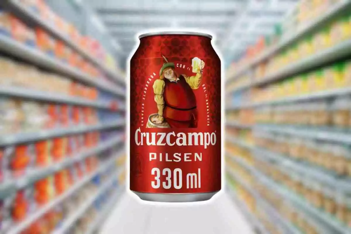 Llauna de cervesa Cruzcampo Pilsen de 330 ml en un passadís de supermercat. Llauna de cervesa Cruzcampo Pilsen de 330 ml en un passadís de supermercat.