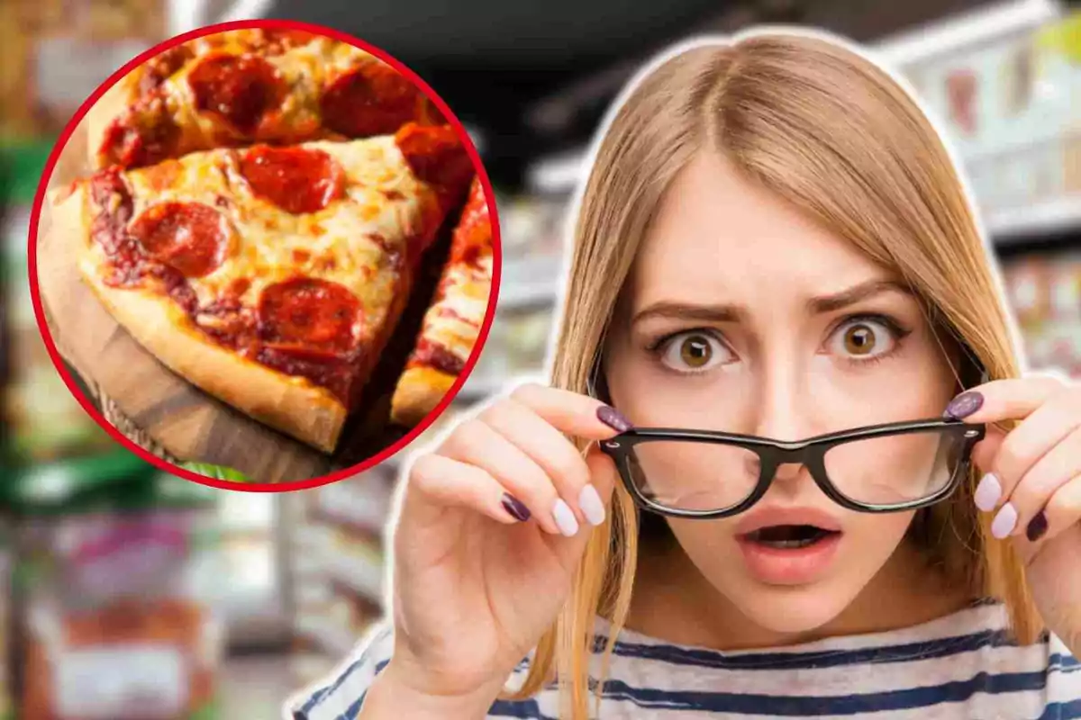 Una dona amb expressió de sorpresa sosté les ulleres mentre observa una imatge de pizza de pepperoni.