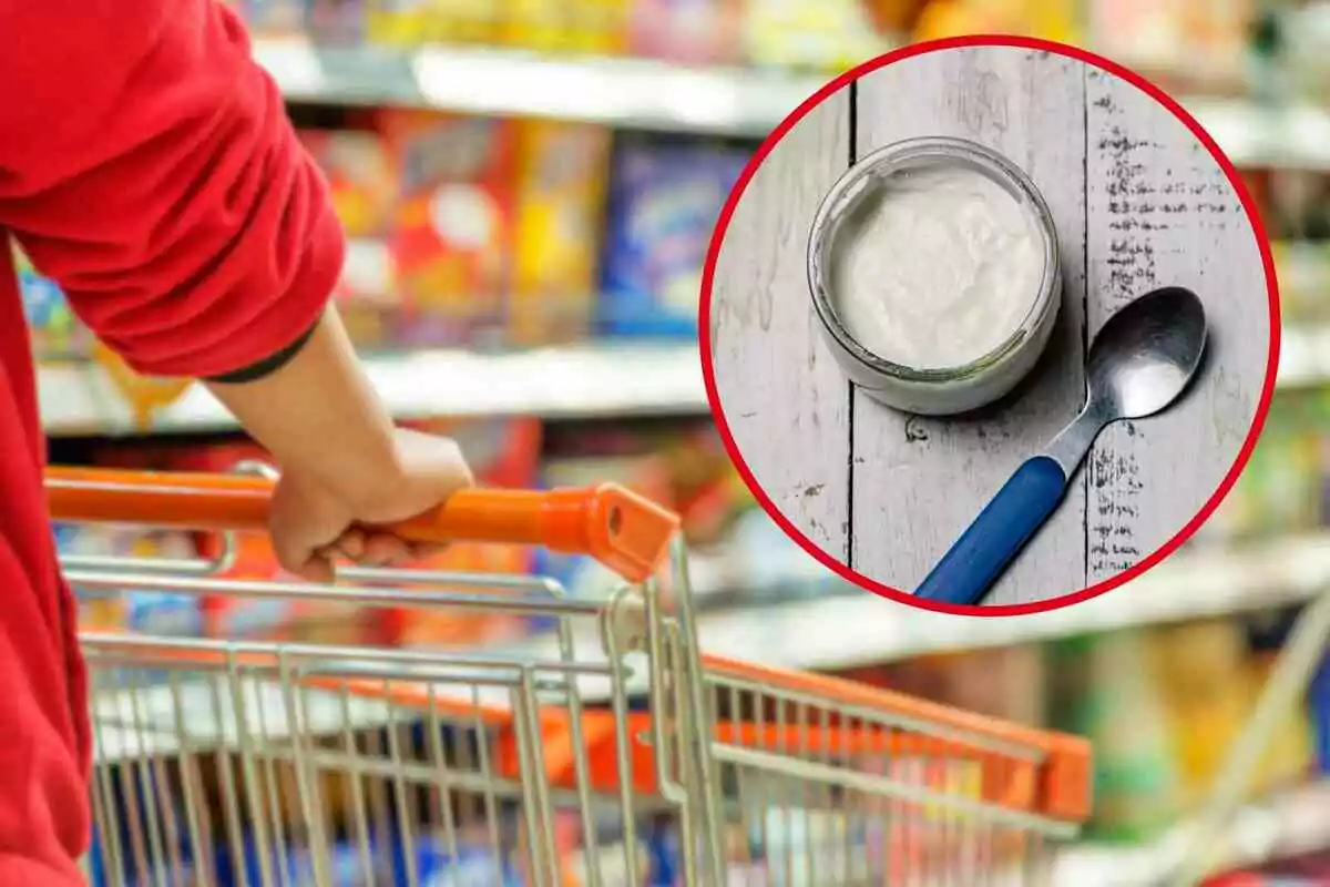 Persona empenyent un carretó de compres en un supermercat amb un cercle que mostra un flascó de iogurt i una cullera.