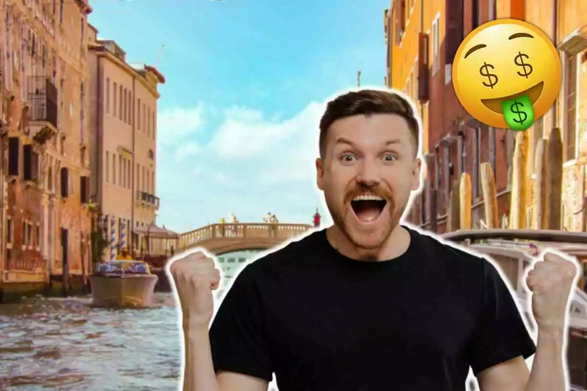 Un home emocionat amb un emoji de diners en un fons d'un canal amb edificis i un pont a Venècia.