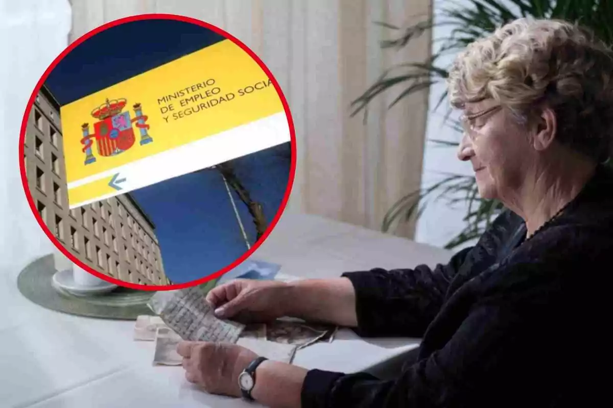 Una dona gran asseguda en una taula revisant documents amb una imatge del Ministeri d'Ocupació i Seguretat Social d'Espanya en un cercle vermell superposat.