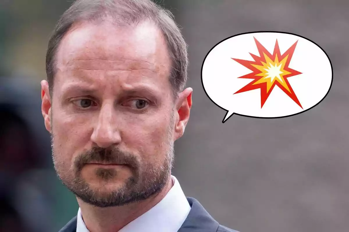 Un home amb expressió seriosa i un globus de diàleg que conté una explosió gràfica.