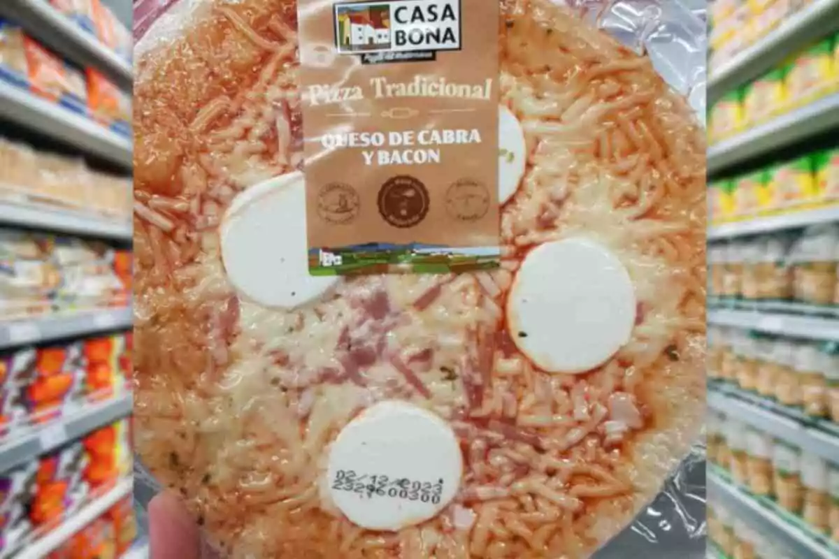 Fotomuntatge amb una imatge de fons d'un supermercat i al capdavant una pizza Casa Bona