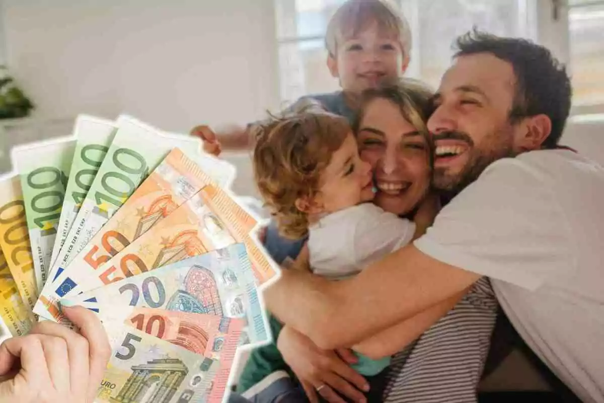Una família feliç abraçant-se amb bitllets d?euro en primer pla.