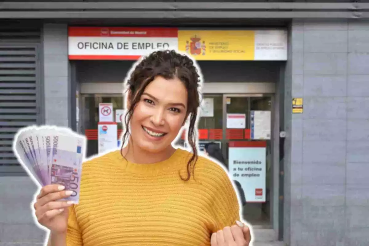 Una dona somrient amb un suèter groc sosté bitllets de 500 euros davant d'una oficina d'ocupació a Madrid.
