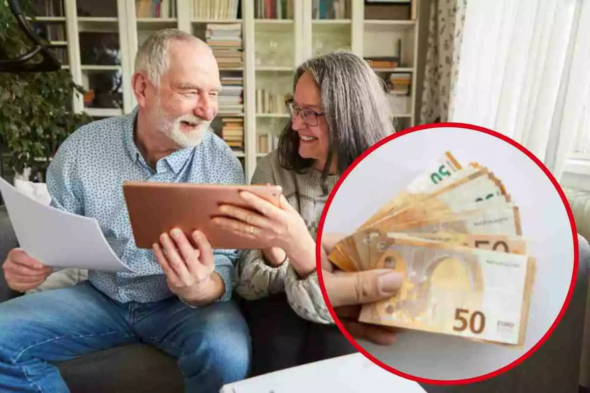 Una parella de persones grans somriu mentre revisa documents i una tauleta, amb una imatge superposada de bitllets d'euro a la cantonada inferior dreta.