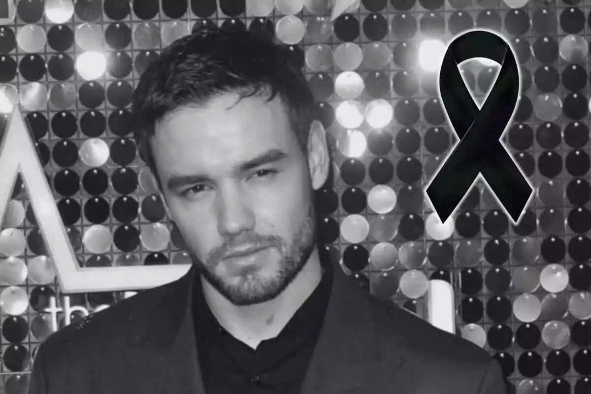 Liam Payne amb expressió seriosa en una foto en blanc i negre amb un fons de cercles brillants i un llaç negre superposat.