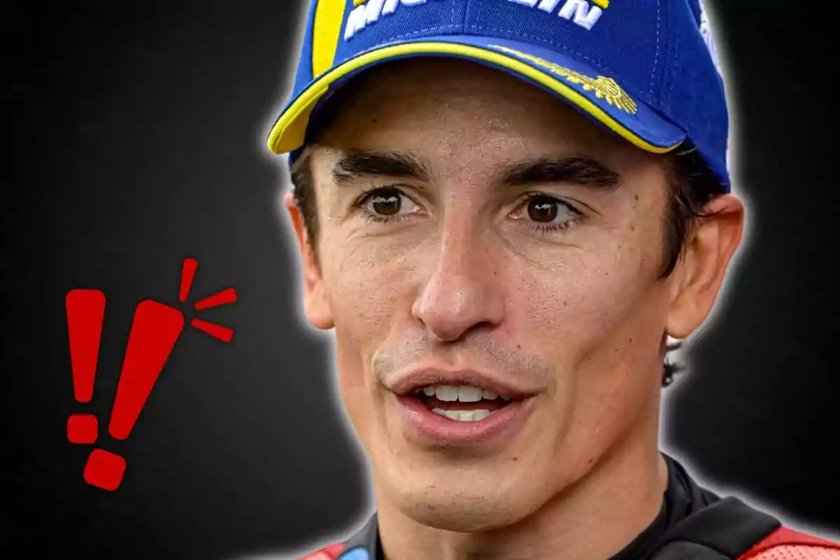 Un hombre con gorra azul y detalles amarillos, con un fondo oscuro y un símbolo de exclamación rojo a su lado. Un hombre con gorra azul y detalles amarillos, con un fondo oscuro y un símbolo de exclamación rojo a su lado.