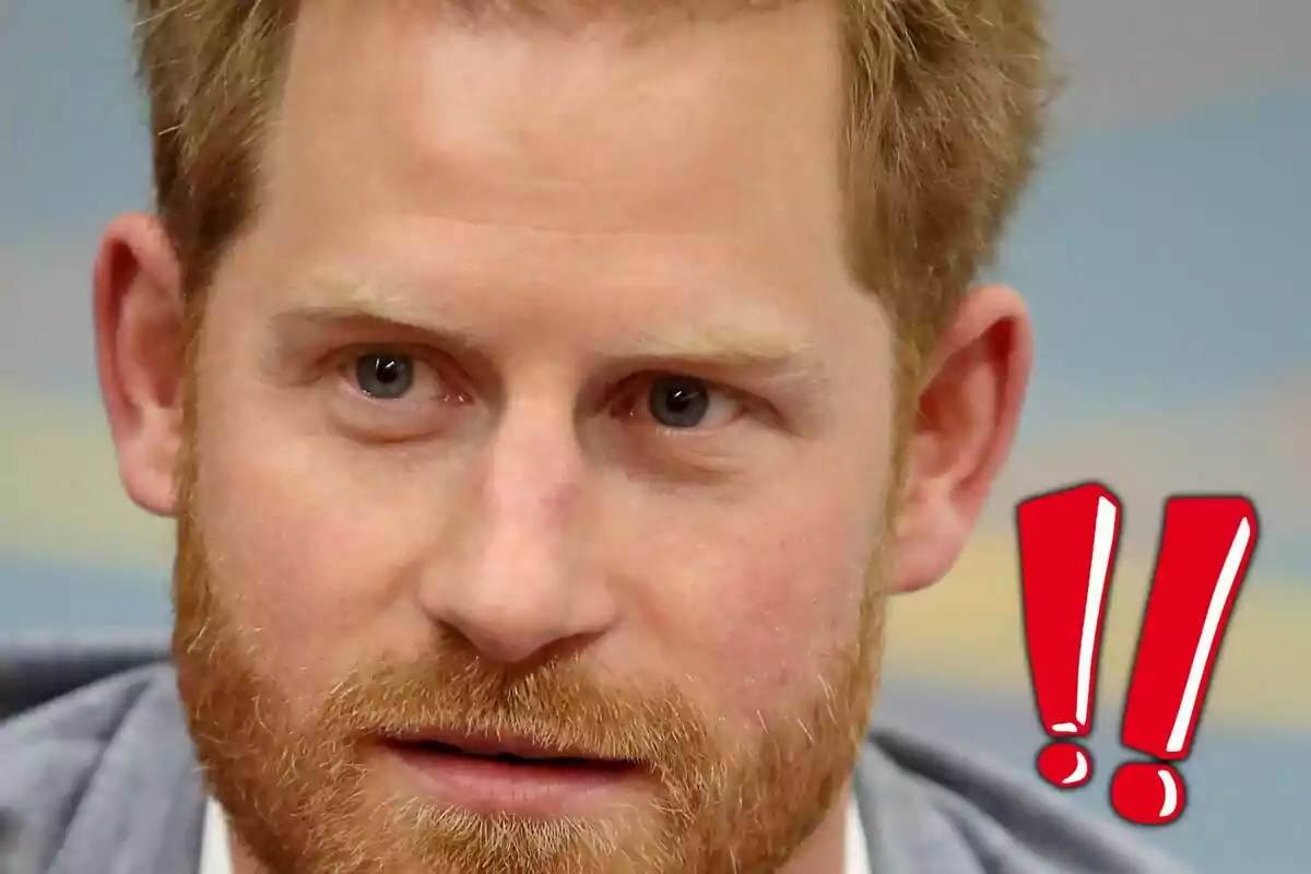 Red-haired man with a beard looking forward and two red exclamation marks next to him