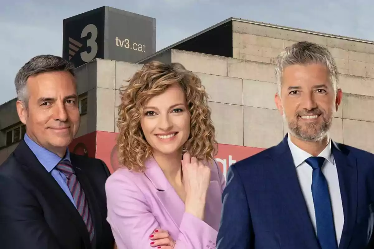 Tres persones posen davant d'un edifici amb el logotip de TV3.