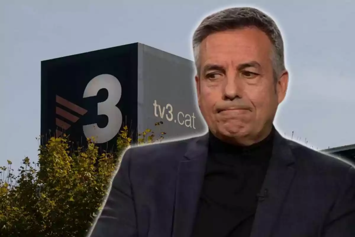 Un home amb expressió seriosa davant d'un cartell de TV3.cat.