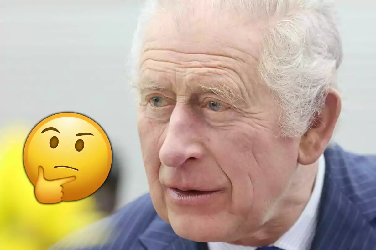 Home gran de cabells canosos amb expressió seriosa i un emoji de cara pensativa al seu costat