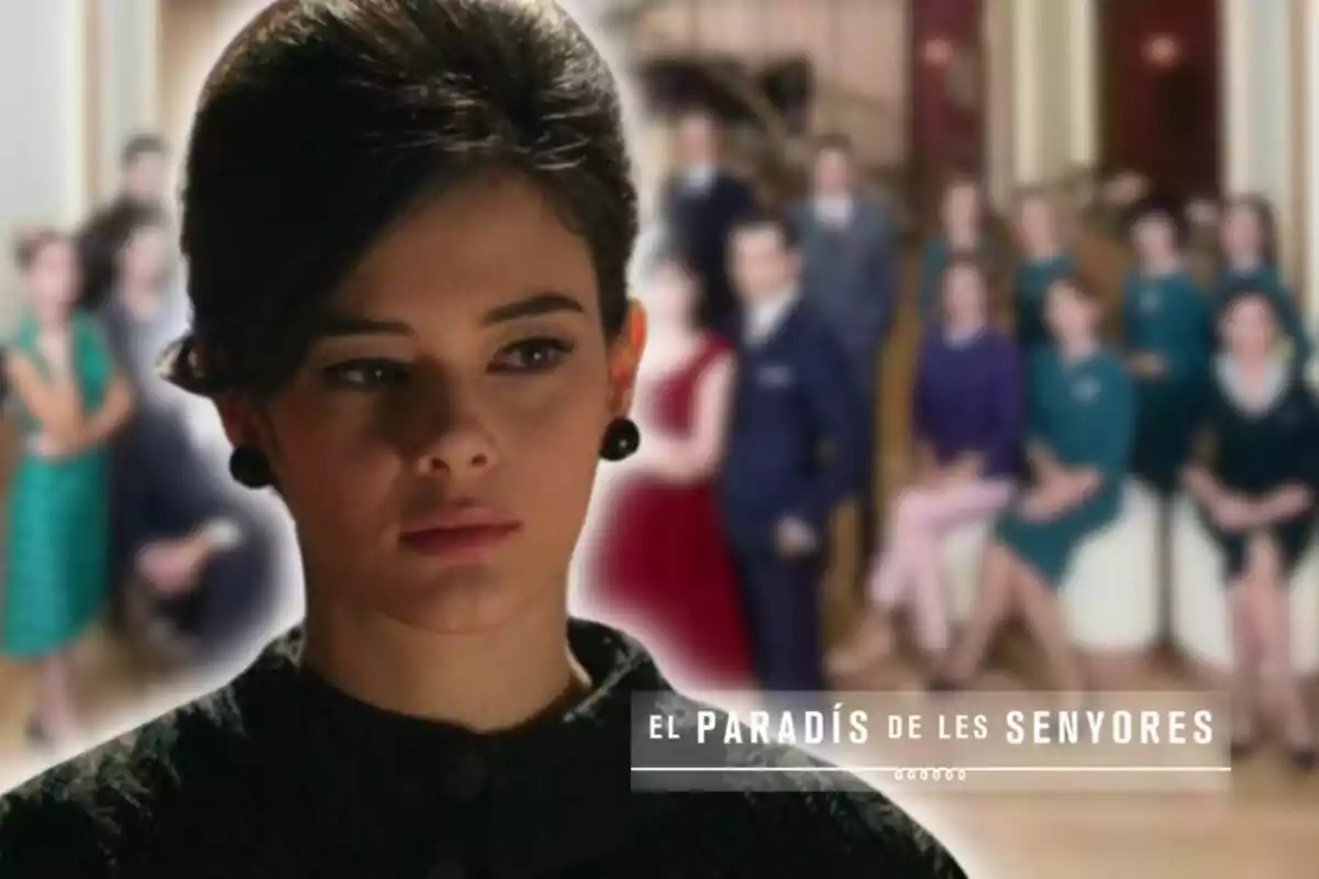 Una dona amb pentinat elegant apareix en primer pla mentre un grup de persones està desenfocat al fons, amb el text "El Paradís de les Senyores" a la part inferior.