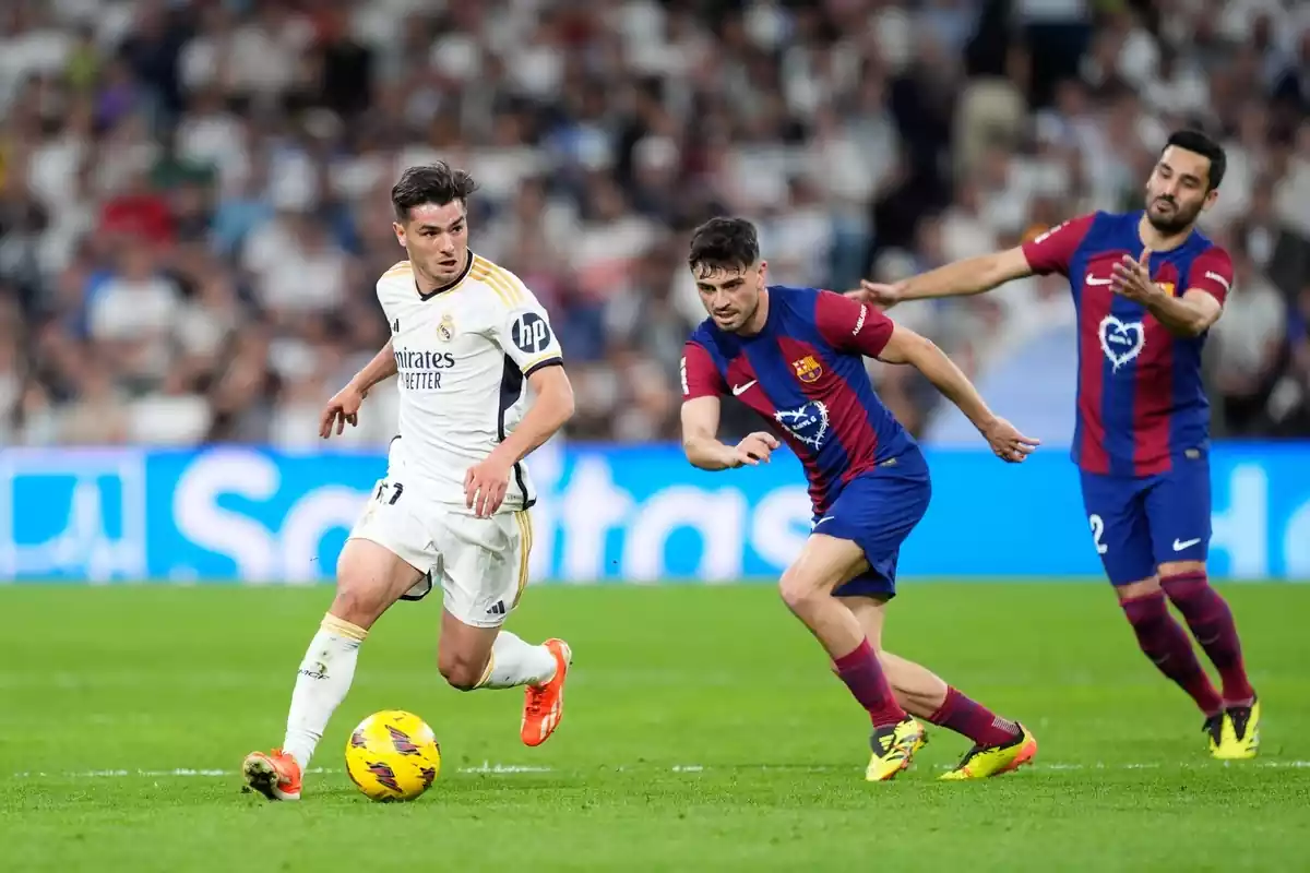 Pedri chases Brahim Díaz with the ball stuck at his feet with Gündogan making gestures in the background Pedri chases Brahim Díaz with the ball stuck at his feet with Gündogan making gestures in the background
