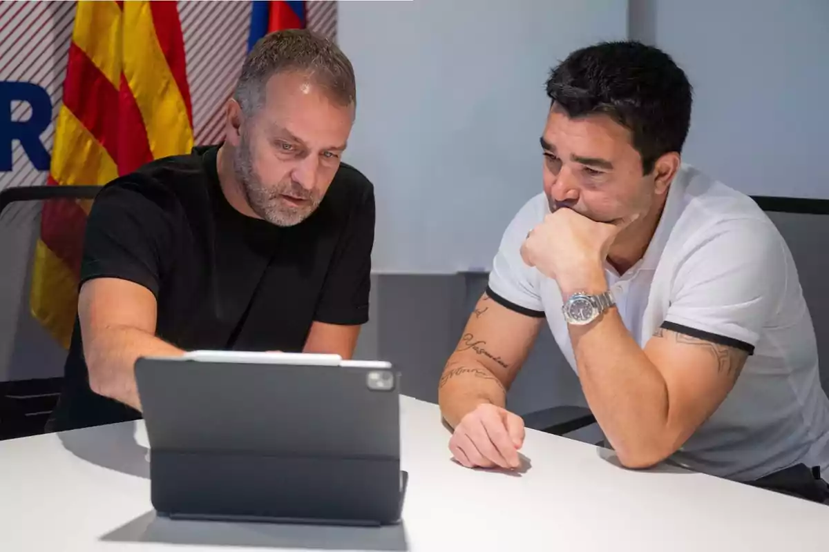 Deco y Hansi Flick trabajando mano a mano delante de un ordenador en las oficinas del FC Barcelona Deco y Hansi Flick trabajando mano a mano delante de un ordenador en las oficinas del FC Barcelona