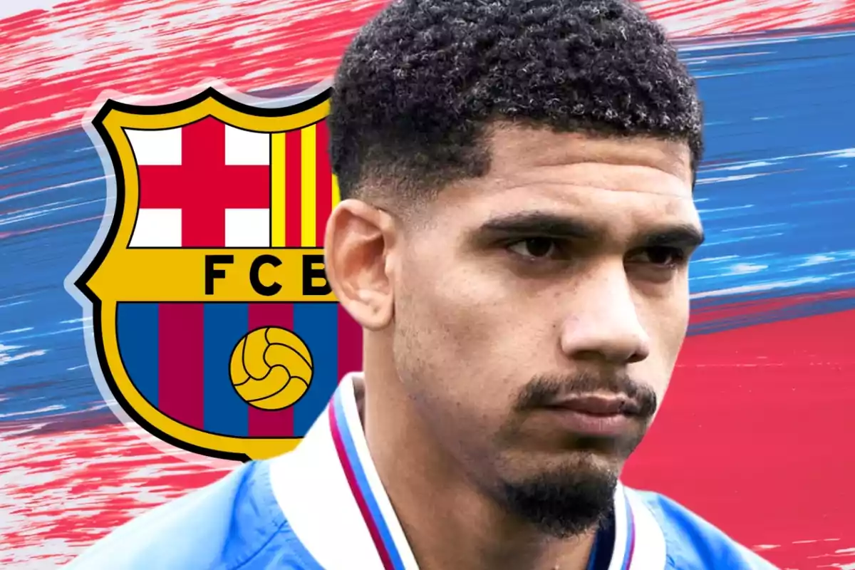 El defensa central del Barça Ronald Araújo, en primer plano junto a una foto en la que aparece y se divisa el escudo del FC Barcelona, club para el que juega actualmente.