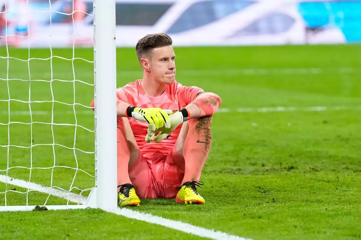 Ter Stegen assegut a terra després d'un partit Ter Stegen assegut a terra després d'un partit