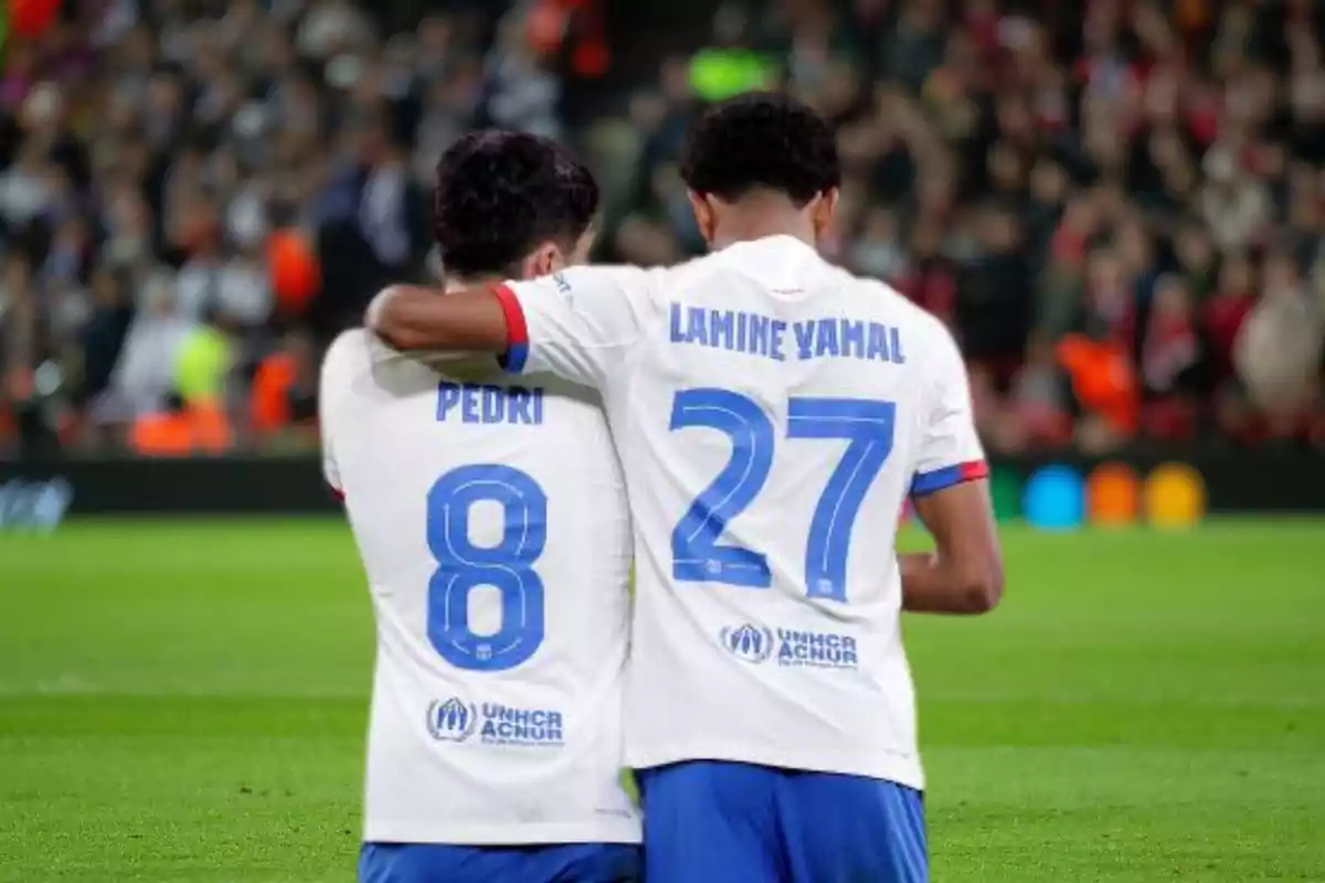 Pedri and Lamine Yamal with their backs to the foreground Pedri and Lamine Yamal with their backs to the foreground