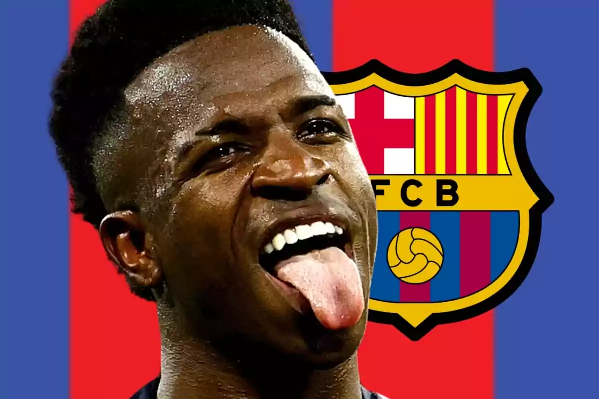 Un jugador de fútbol sacando la lengua con el escudo del FC Barcelona de fondo.