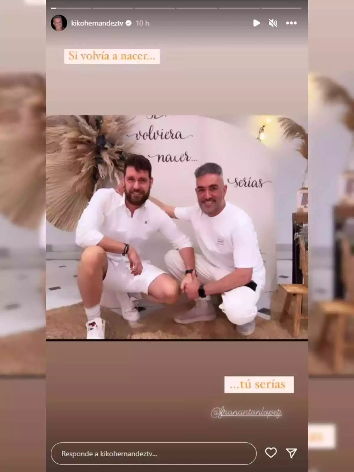 Storie de Kiko Hernández a Instagram amb Fran Antón ajupits i vestits de blanc el 13 de juny de 2023