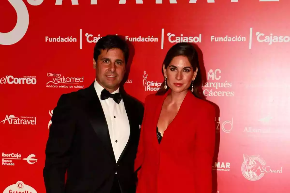 Fran Rivera en pajarita y Lourdes Montes vestida de rojo posando