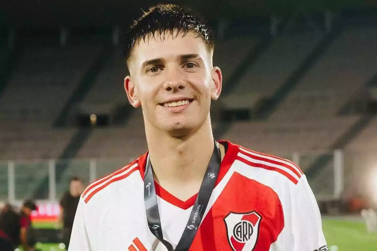 Franco Mastantuono posando con la camiseta de River Plate con una medalla colgada del cuello Franco Mastantuono posando con la camiseta de River Plate con una medalla colgada del cuello