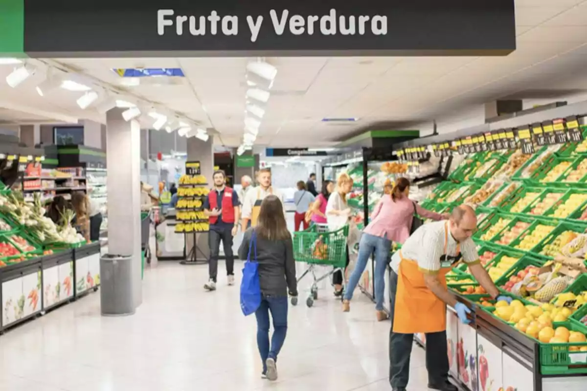 Persones comprant fruites i verdures a un supermercat. Persones comprant fruites i verdures a un supermercat.