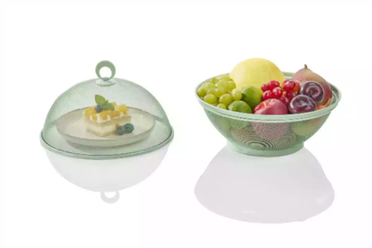 Dos recipients de reixeta metàl·lica verda, un cobrint unes postres i l’altre amb fruites variades Dos recipients de reixeta metàl·lica verda, un cobrint unes postres i l’altre amb fruites variades