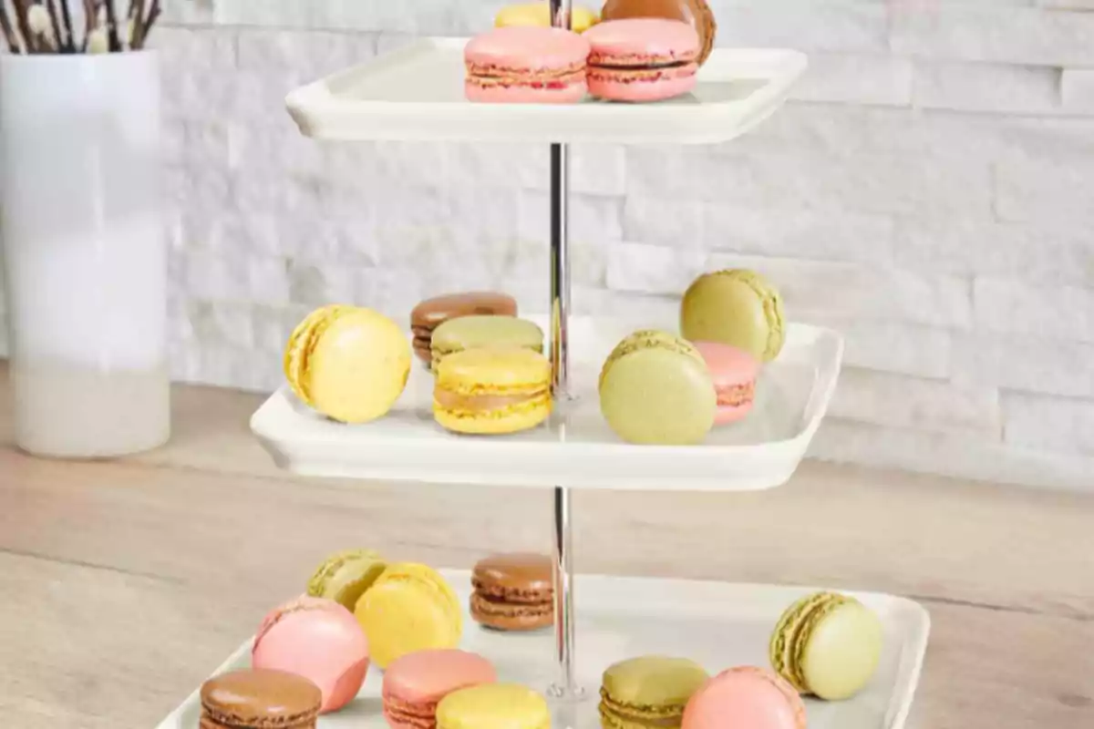 Safata de tres nivells amb macarons de colors variats.