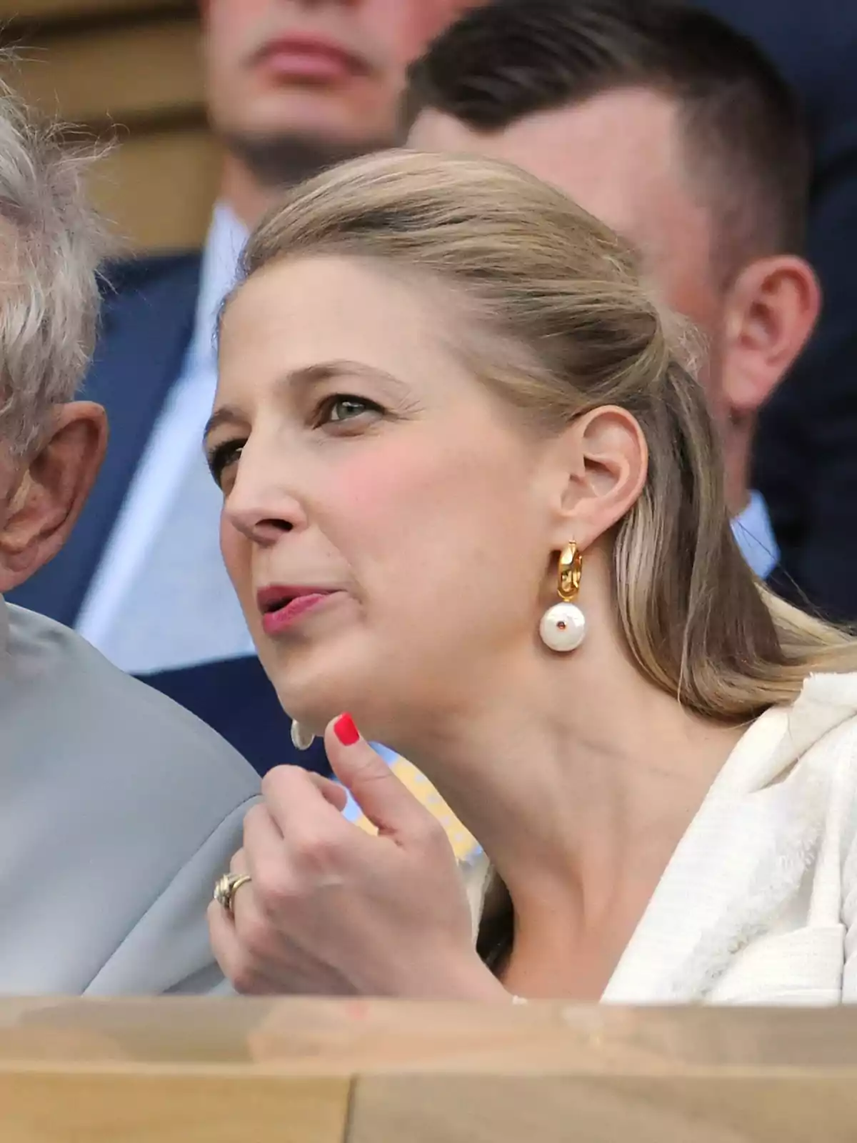Gabriella Windsor amb arracades grans i cabell recollit està gesticulant mentre conversa en un esdeveniment formal. Gabriella Windsor amb arracades grans i cabell recollit està gesticulant mentre conversa en un esdeveniment formal.