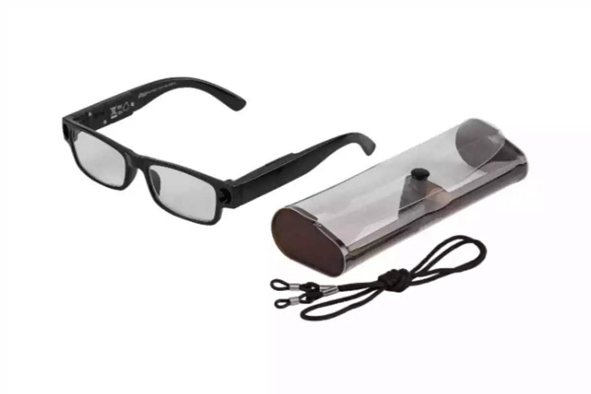 Ulleres negres amb estoig transparent i cordó ajustable. Ulleres negres amb estoig transparent i cordó ajustable.