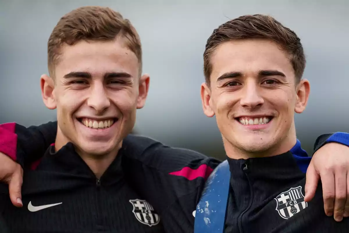 Dos jóvenes sonrientes con chaquetas deportivas del FC Barcelona. Dos jóvenes sonrientes con chaquetas deportivas del FC Barcelona.