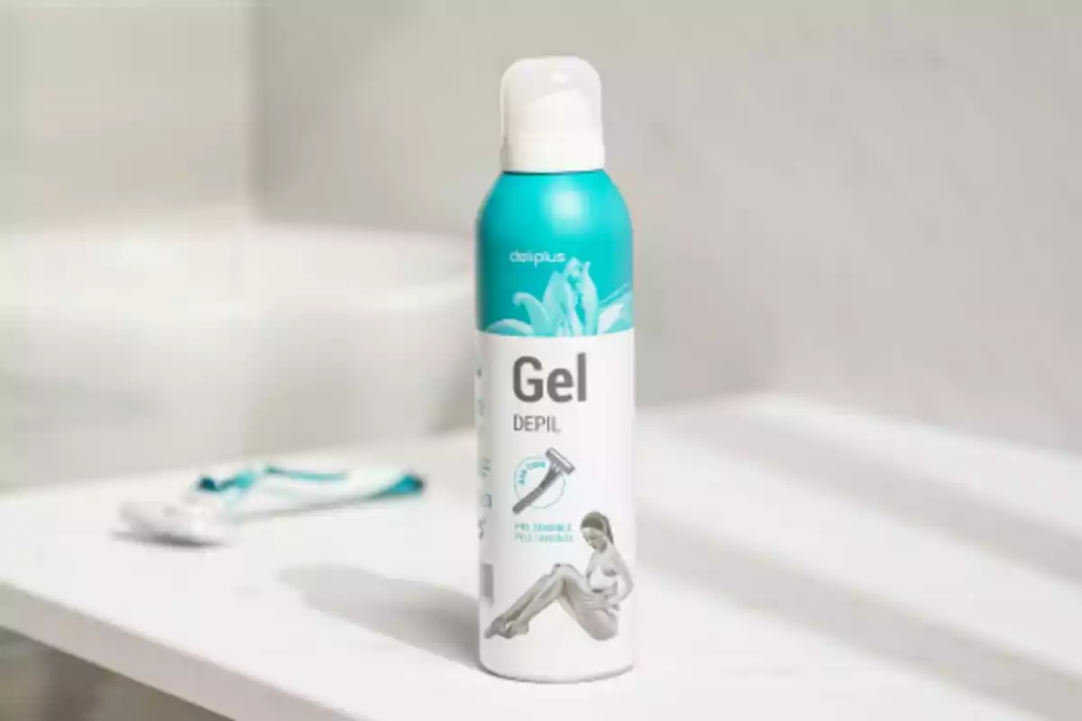 Envàs de gel depilatori Deliplus sobre una superfície blanca amb una màquina d'afaitar desenfocada al fons. Envàs de gel depilatori Deliplus sobre una superfície blanca amb una màquina d'afaitar desenfocada al fons.