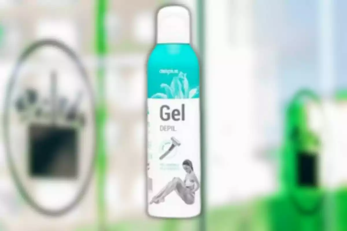 Envàs de gel depilatori amb disseny en tons turquesa i blanc, mostrant una il·lustració d'una dona depilant-se les cames. Envàs de gel depilatori amb disseny en tons turquesa i blanc, mostrant una il·lustració d'una dona depilant-se les cames.