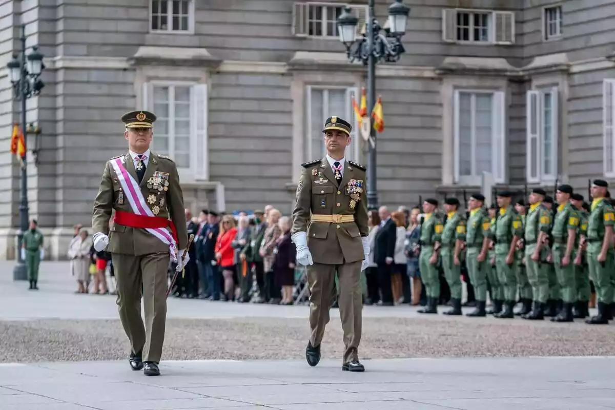 Dos generals de l'Exèrcit espanyol caminant amb els vestits i els distintius oficials