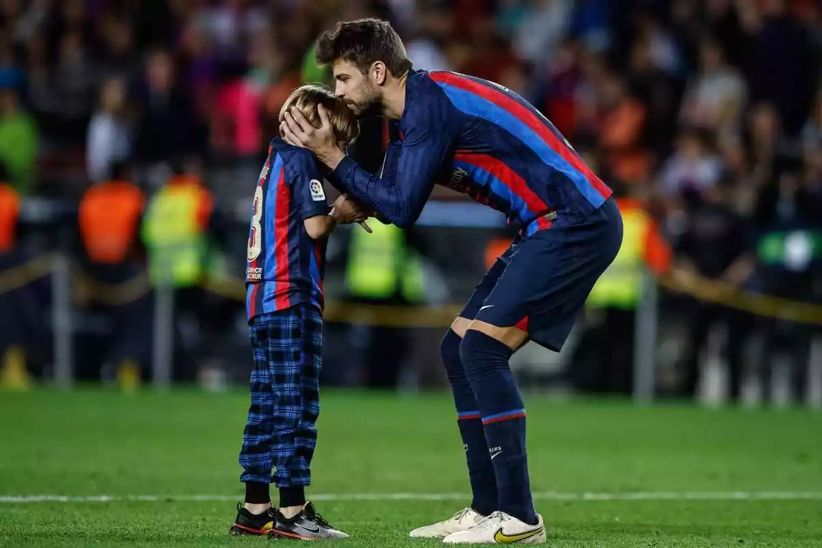 Imatge de Gerard Piqué amb el seu fill durant la seva despedida al Camp Nou