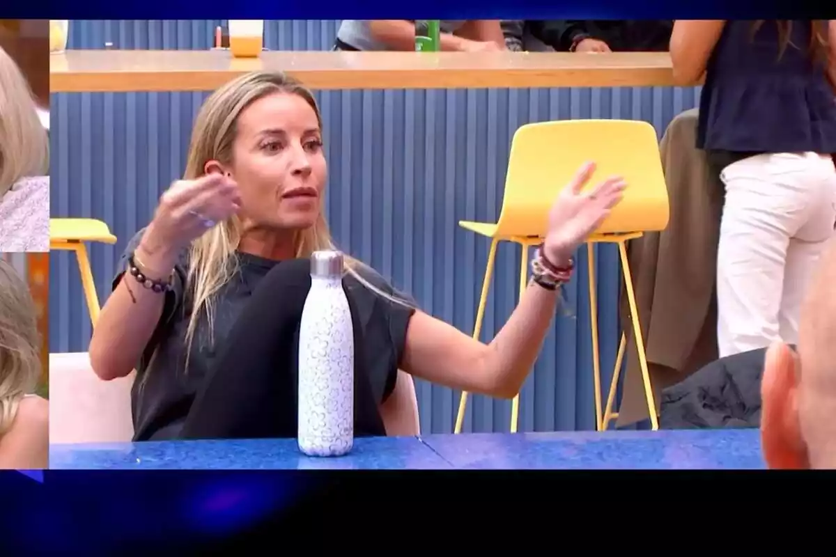 Captura de 'GH VIP' de Marta Castro parlant amb els seus companys enfadada
