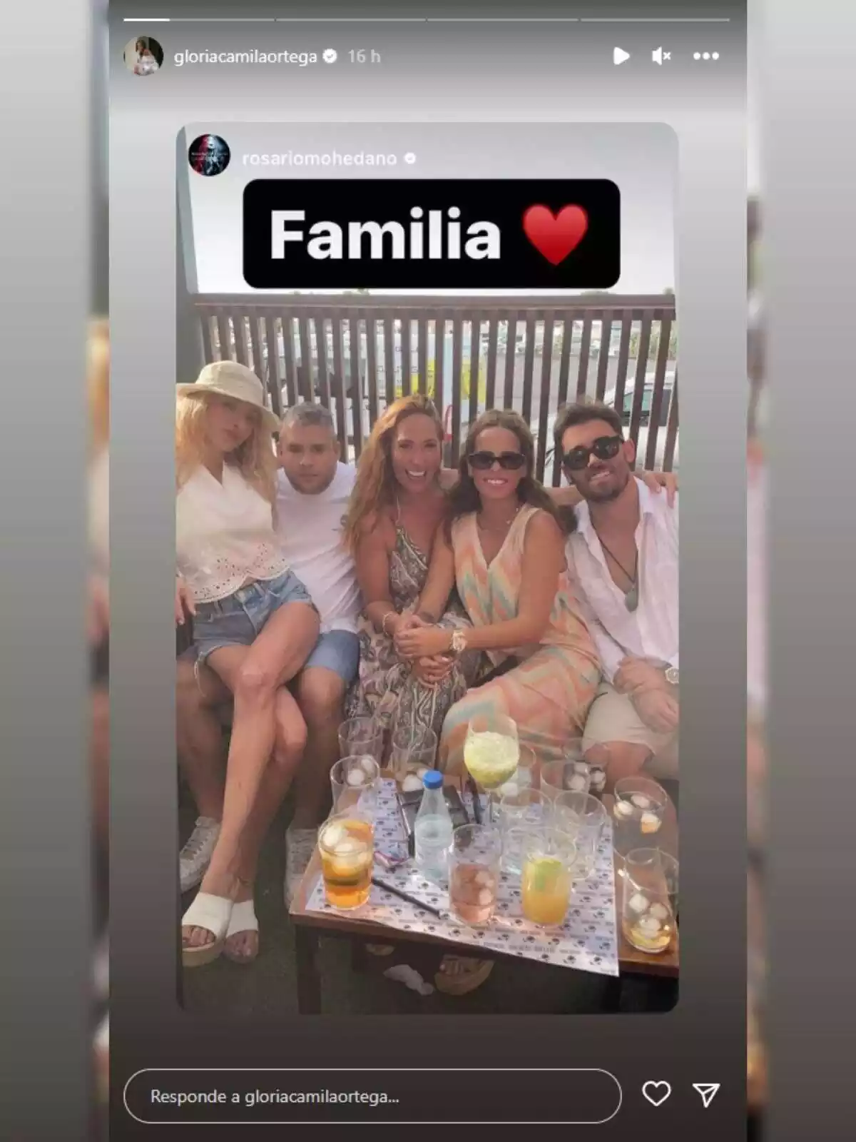 Storie de Gloria Camila a Instagram amb Michu, José Fernando Ortega, Chayo Mohedano i la seva parella prenent unes copes el 10 d'agost del 2023