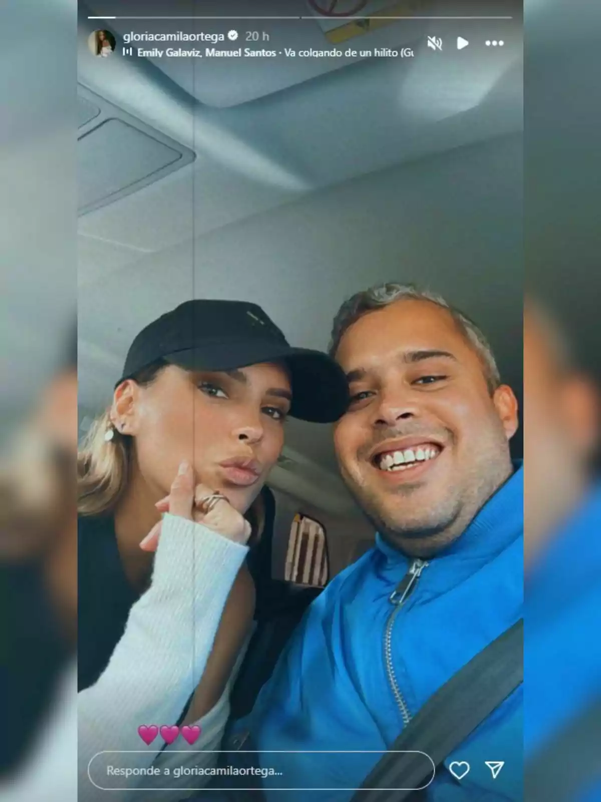 Gloria Camila i José Fernando Ortega posen juntes a l'interior d'un vehicle, una porta gorra negra i l'altra vesteix una jaqueta blava. Storie de Gloria Camila a Instagram