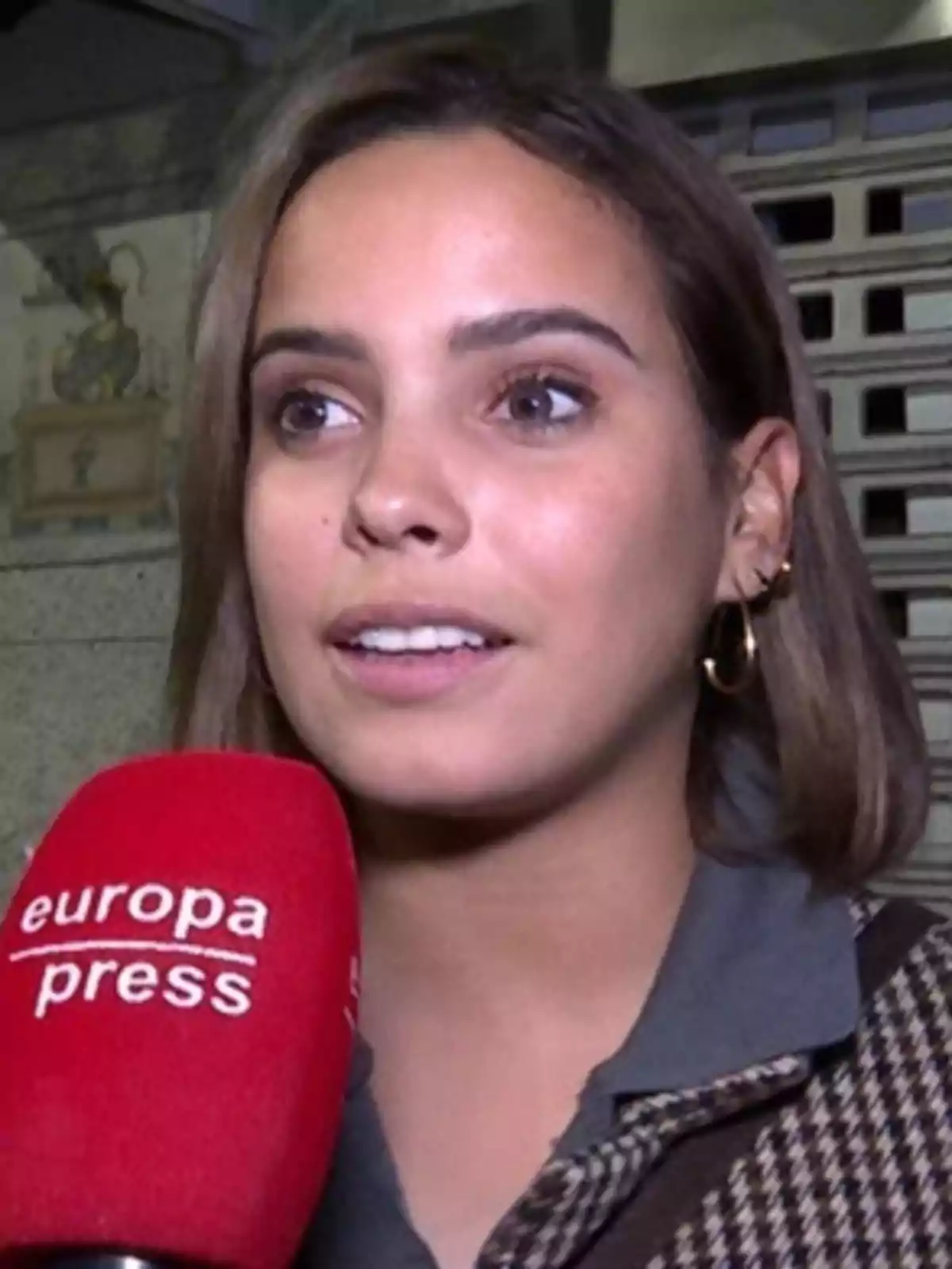 Gloria Camila Ortega sent entrevistada amb un micròfon d'Europa Press.