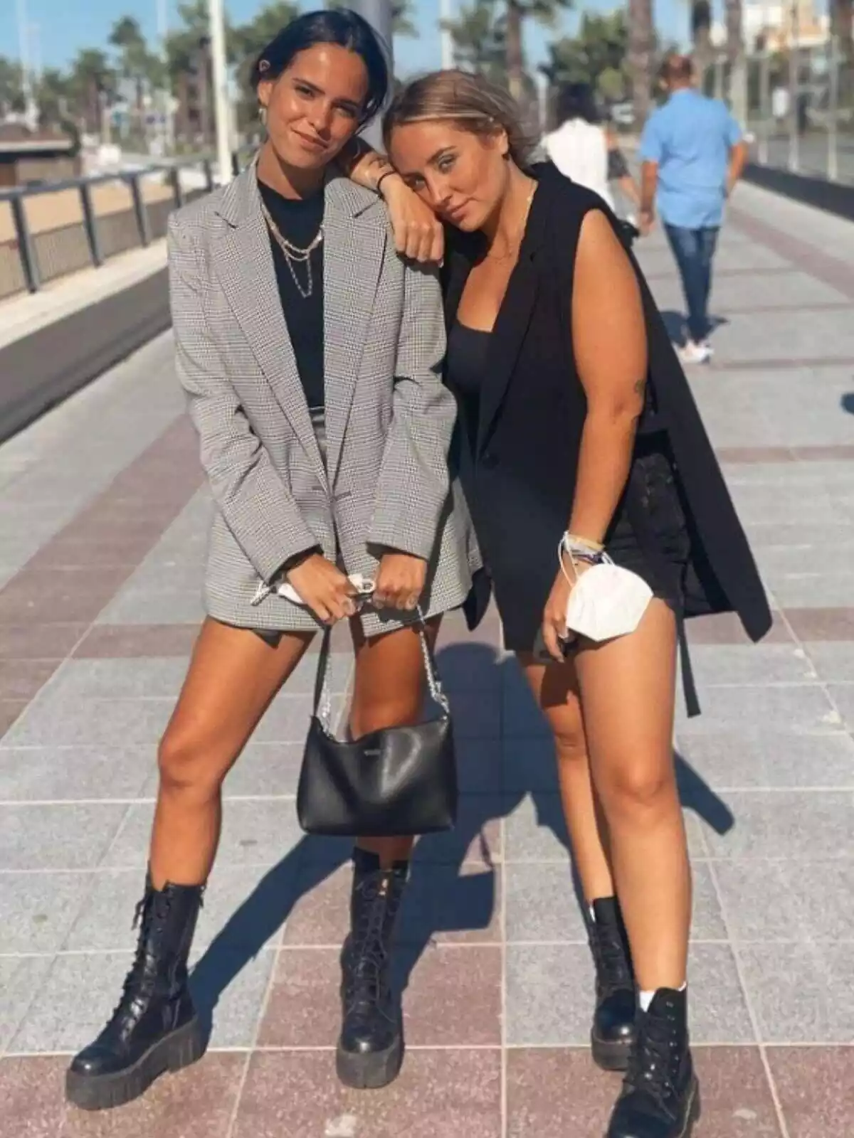 Gloria Camila Ortega i Rocío Flores somrients al carrer