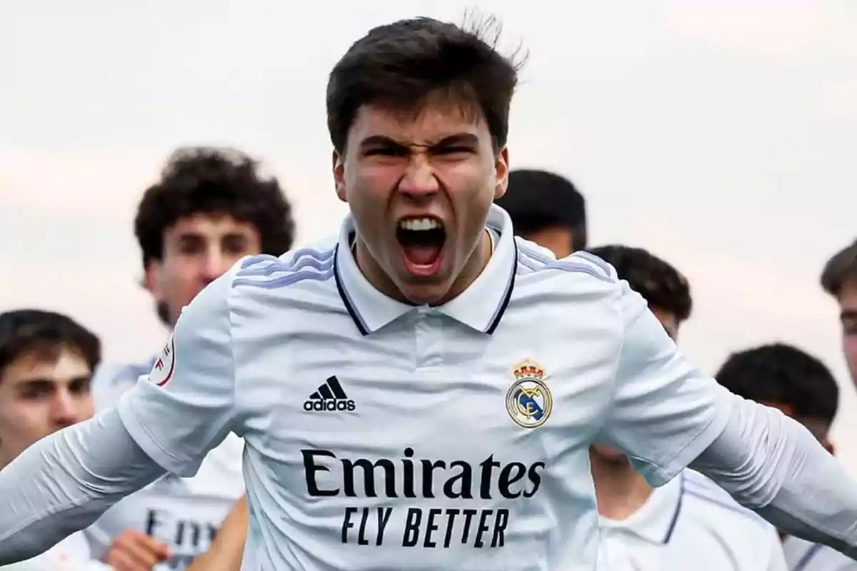 Un jugador de futbol amb la samarreta del Reial Madrid celebra amb entusiasme. Un jugador de futbol amb la samarreta del Reial Madrid celebra amb entusiasme.