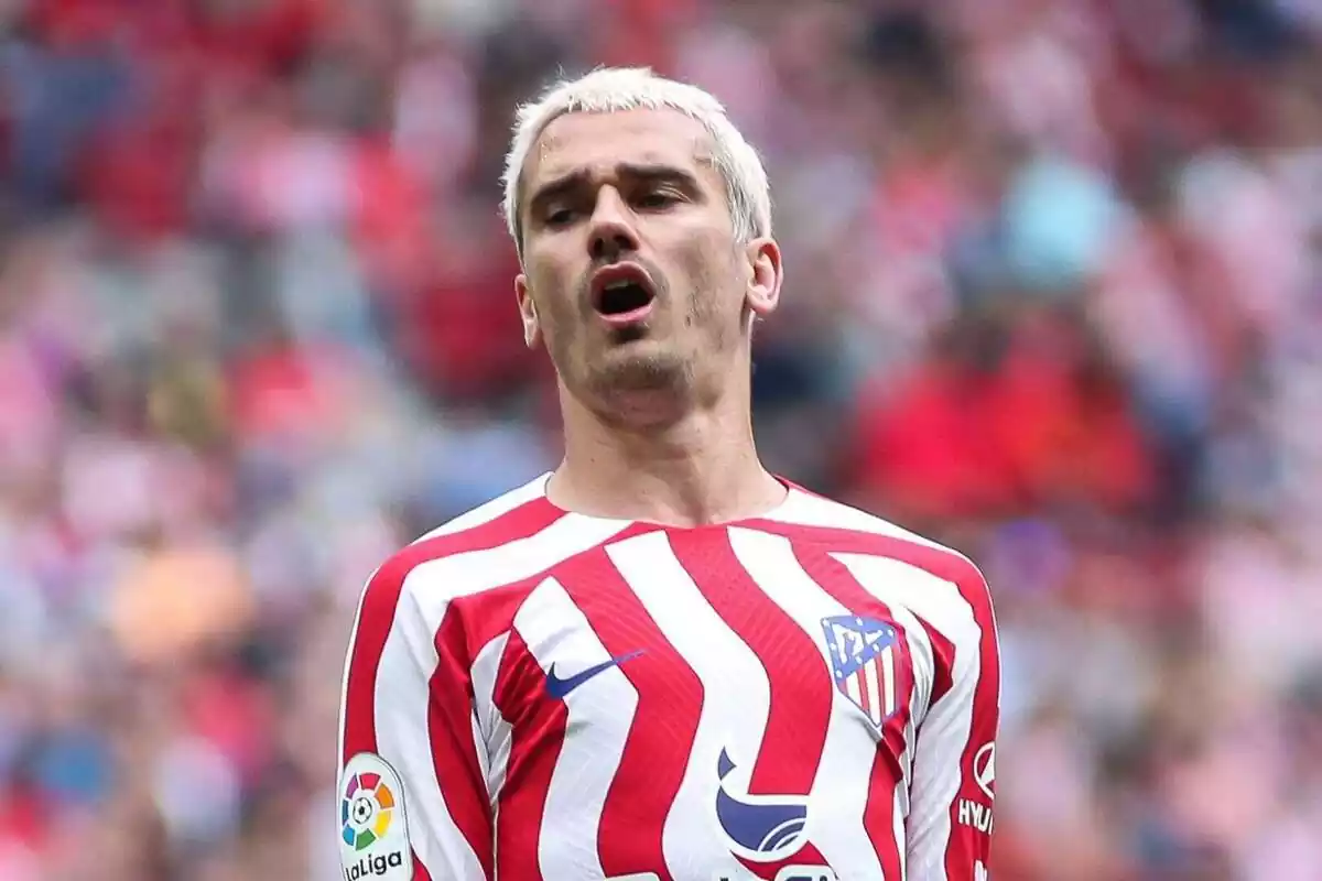 Pla mitjà curt de Griezmann lamentant-se