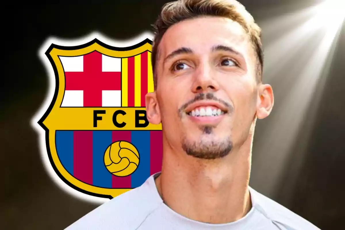 Un home somrient amb l'escut del FC Barcelona de fons. Un home somrient amb l'escut del FC Barcelona de fons.