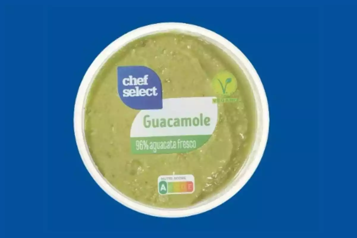 Envàs de guacamole de la marca Xef Select amb 96% d'alvocat fresc i etiqueta de producte vegà sobre fons blau.